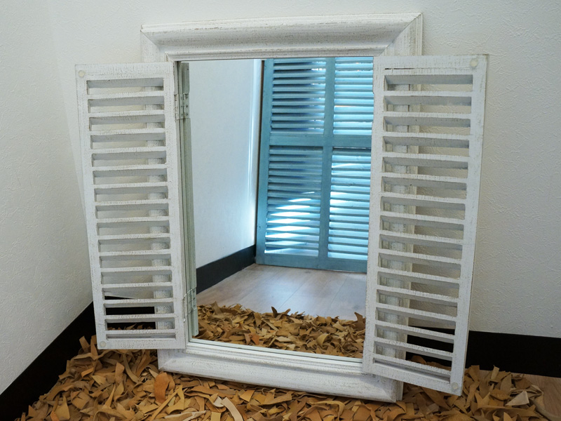 窓のような扉付き壁掛け鏡・ウィンドウフレームミラー ホワイト（ANCIENT WINDOW FRAME MIRROR WHITE